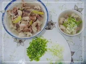 清炖羊肉汤 。