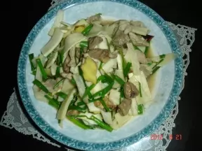 鸡心肉片炒茭白