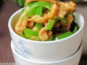 青椒炒肉丝-简单家常菜