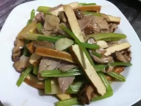 香芹豆干炒肉片