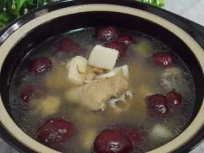 杏鲍菇黑豆莲藕煲鸡汤