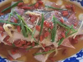 咸肉蒸鲈鱼