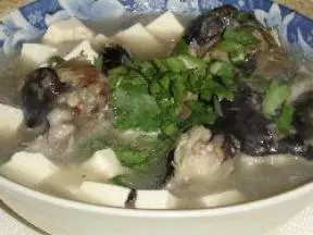 家常鱼头豆腐汤