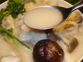 鲈鱼豆浆菌菇煲