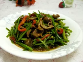 韭菜苔炒鸡胗