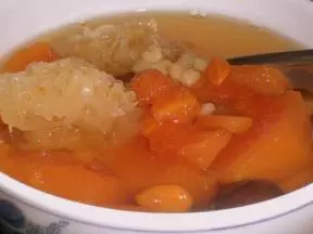 木瓜银耳炖汤