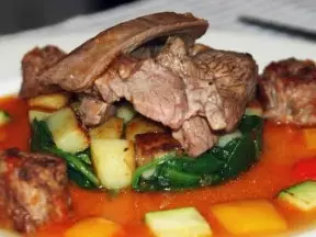 羊肉配羊肉浓汤和蔬菜