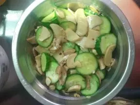雞腿菇炒黃瓜