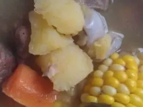 红萝卜玉米马铃薯猪骨汤