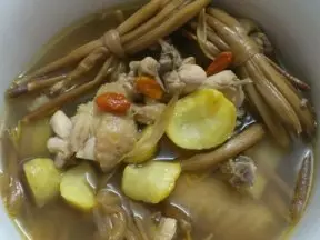 黄花菜板栗煲鸡汤