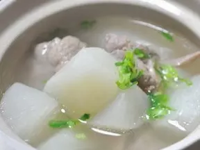 排骨  蘿蔔湯