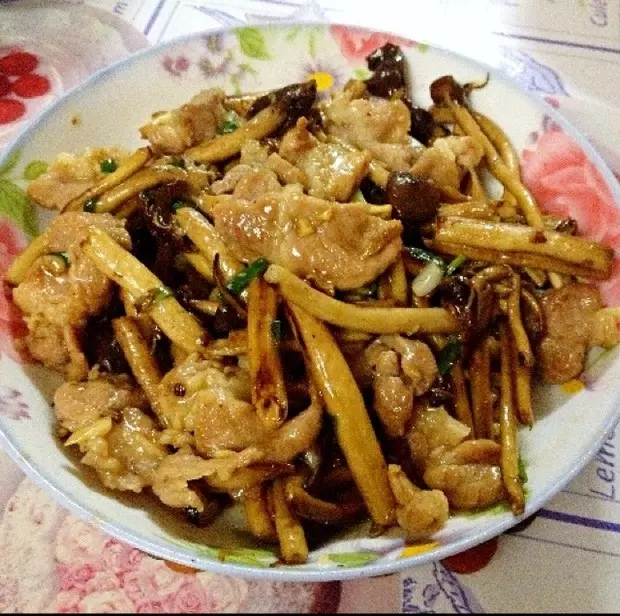 茶树菇炒肉片