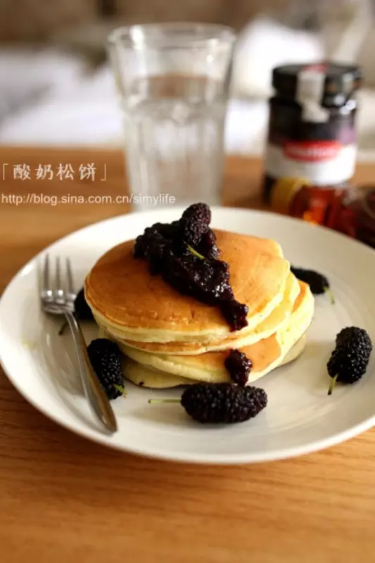 【酸奶松饼yogurt pancake】，搭上黑莓果酱和枫糖的美味。