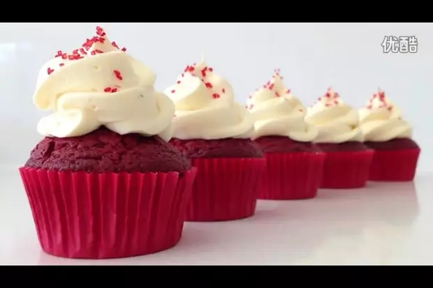 经典红丝绒杯子蛋糕（red velvet cupcake）