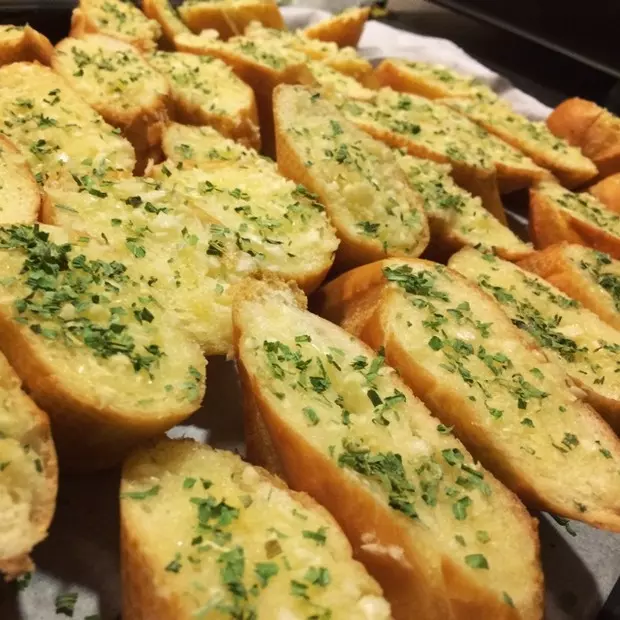 餐前小食-香脆蒜蓉法包 Garlic Bread