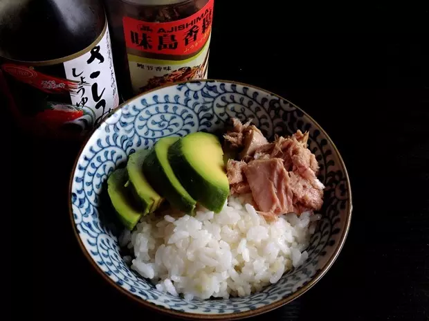 牛油果金枪鱼拌饭