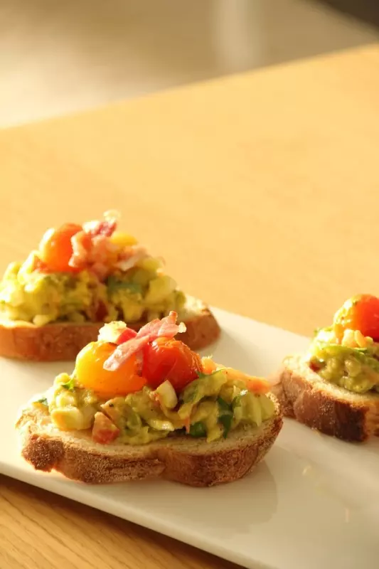 鱷梨醬佐意式烤麵包 Avocado Bruschetta