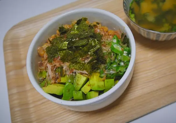 纳豆秋葵牛油果盖浇饭