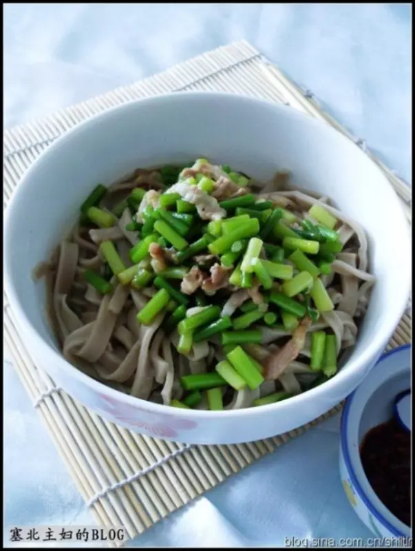 蒜薹肉絲蕎麥麵