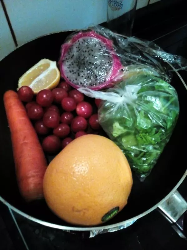 green smoothieD13芹菜+千禧柿子+胡萝卜+西柚+火龙果+柠檬