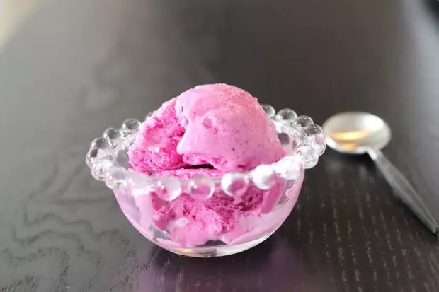 红心火龙果冰淇淋