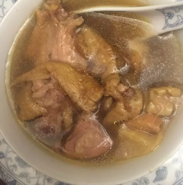 鱼胶土鸡汤（养颜）