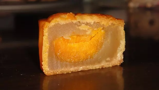 廣式月餅——蛋黃蓮蓉月餅