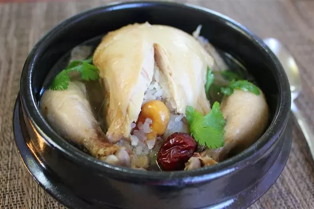 參雞湯（Samgyetang）