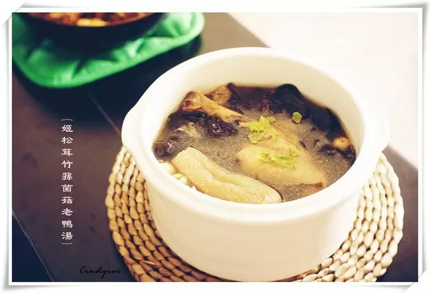 姬松茸竹荪菌菇老鸭汤