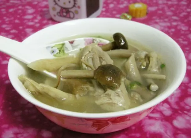 鸭件茶树菇汤