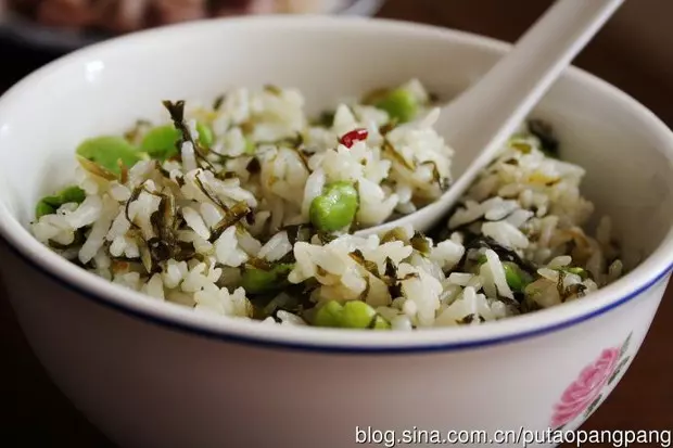 雪菜蚕豆炒饭