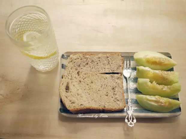 艾薇塔的早餐餐桌之花生醬核桃吐司