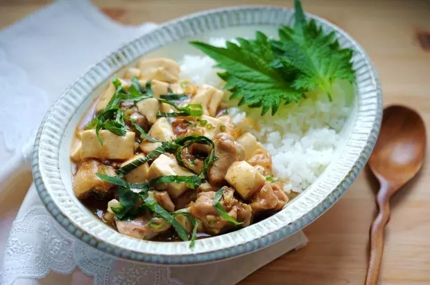 鸡腿豆腐盖饭