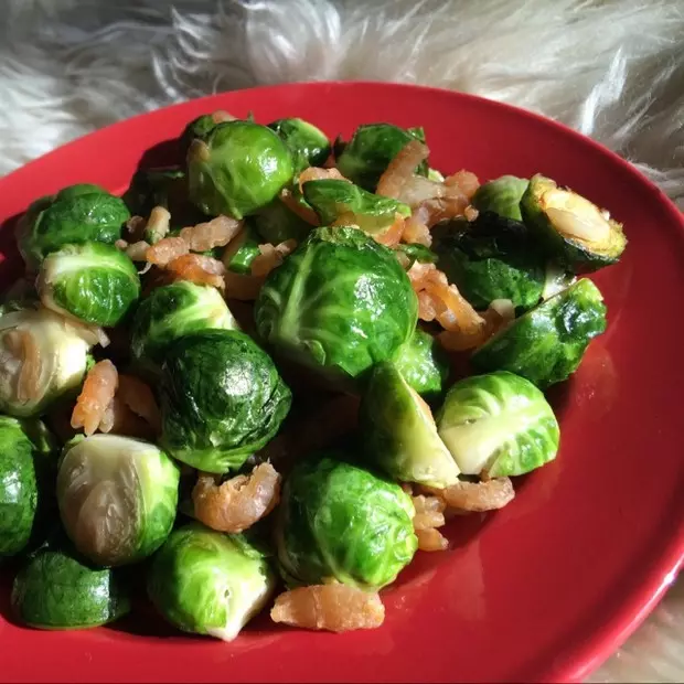 孢子甘蓝炒虾干 brussel sprout