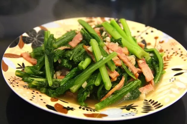 《昨日的美食》之大蒜培根炒芜菁叶