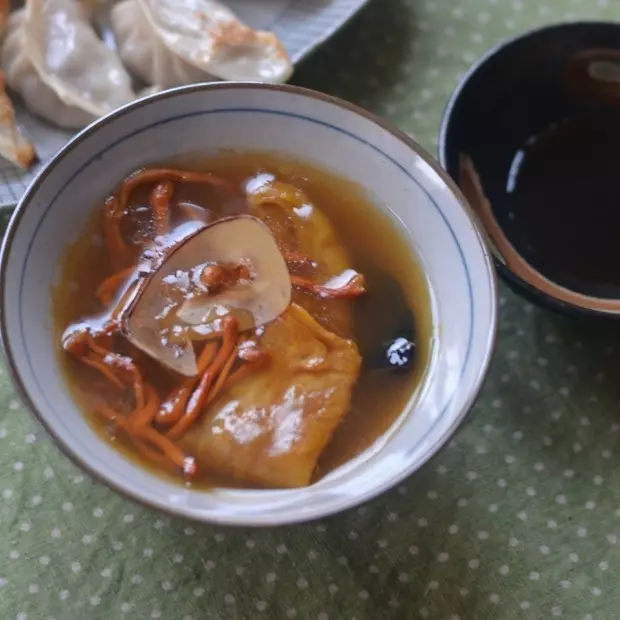 蟲草花靈芝海底椰花膠湯