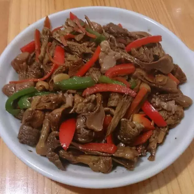 彩椒胡萝卜肉片炒姬松茸