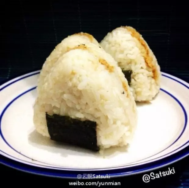 日式海苔肉松饭团