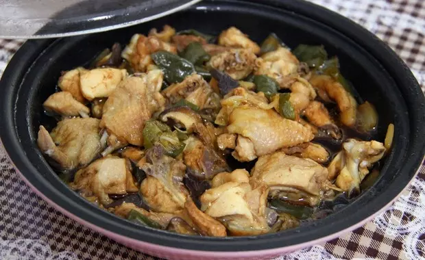 黄焖鸡米饭（塔吉锅）