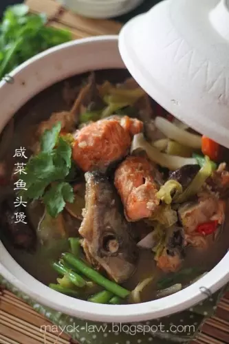 【鹹菜三文魚頭煲 Salmon Head with pickled mustard Pot】