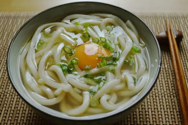 月见乌冬面（月见うどん）