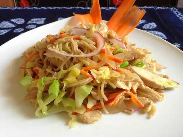 蔬菜雞肉炒麵-運動飲食