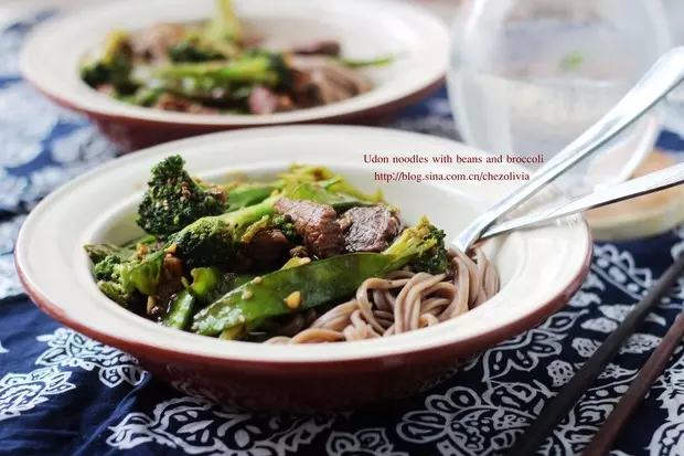 荞麦面与炒牛肉和新鲜蔬菜/Udon noodles with beans and broccoli