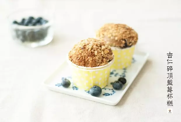 杏仁碎顶蓝莓玛芬（Blueberry Muffin with Almond Crumble)
