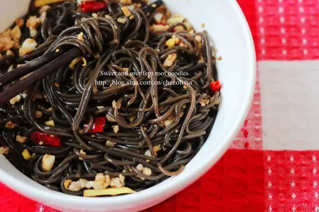 Sweet and sour fern root noodles/酸甜肉糜蕨根粉