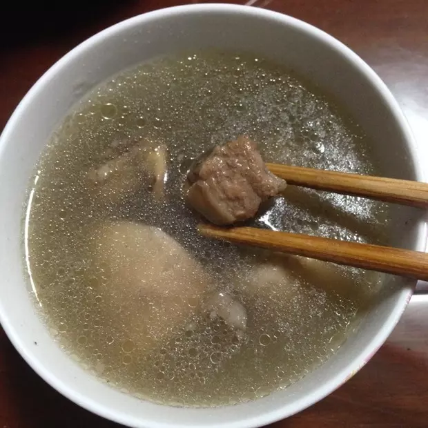 干土茯苓煲龙骨汤