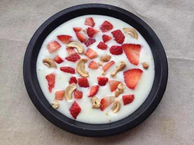 nuts and fruits yogurt pie