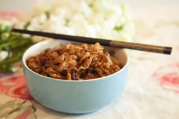 日式牛肉蓋澆飯（牛丼）