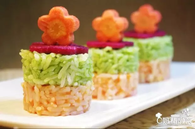 【宝宝美食】餐桌上的彩虹米饭