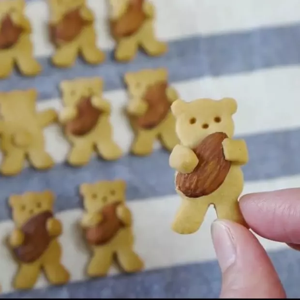 Rugby Football Bear Biscuits 抱杏仁兒的小熊餅乾（還可以製作可烘焙的M&amp;M豆版本）by あっ、 妄想